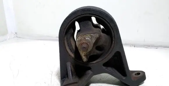 Jeep Cherokee Engine mount bracket