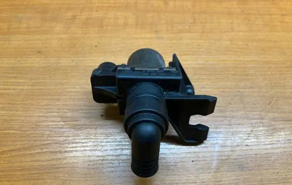 BMW 5 E39 Coolant heater control valve 8391418 1147412052