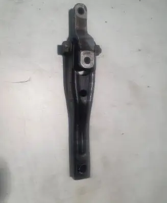 Engine mounting bracket