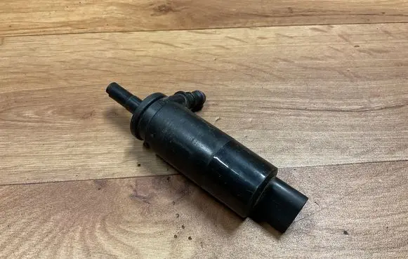 BMW 5 E39 Headlight washer pump 8377613 15778