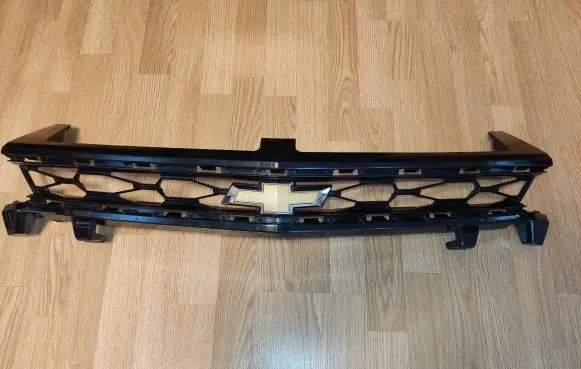 Chevrolet Camaro Front bumper upper radiator grill 84140578