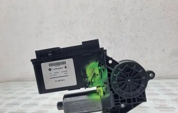 Volkswagen Touareg I Front door window regulator motor 3D1959793B