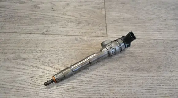 Mercedes-Benz A W176 Fuel injector 0445110800