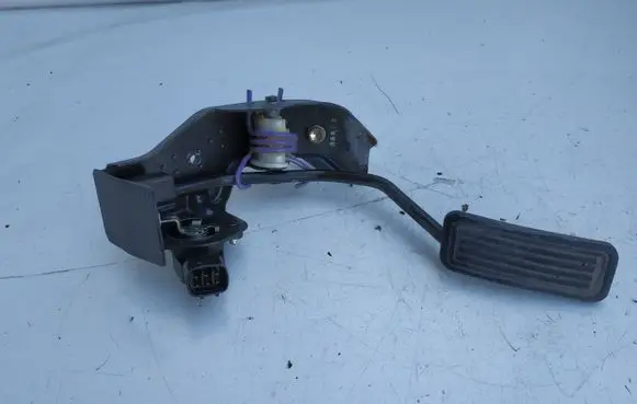 Toyota Avensis T250 Accelerator throttle pedal