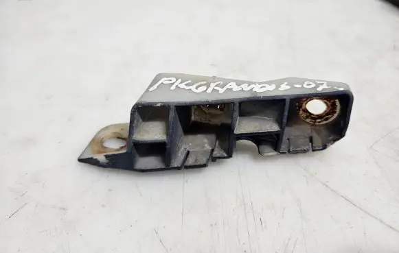 Mitsubishi Grandis Front bumper mounting bracket