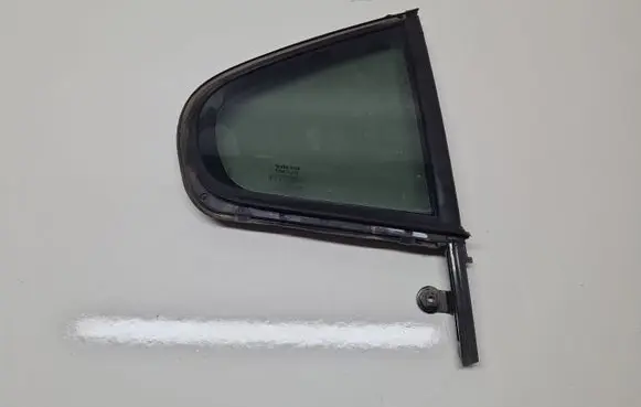 Volvo S60 Rear vent window glass 43R000470