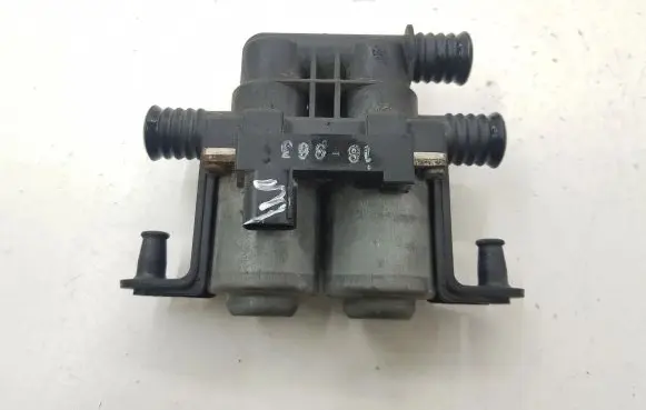 BMW 5 E39 Coolant heater control valve 8374995 1147412137