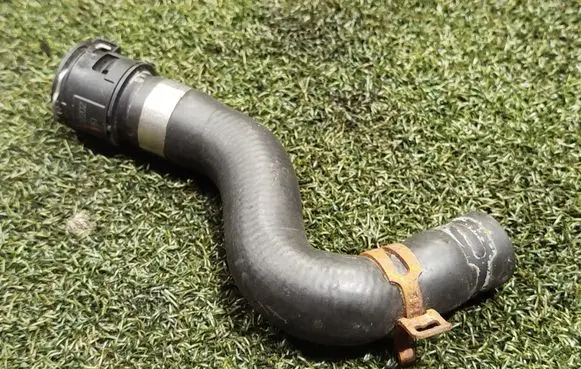 Renault Trafic II (X83) Engine coolant pipe/hose 217424247R
