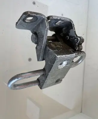 Volkswagen Golf V Front door lower hinge 