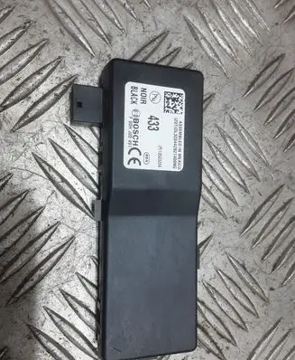 Opel Insignia A Door central lock control unit/module 13503204