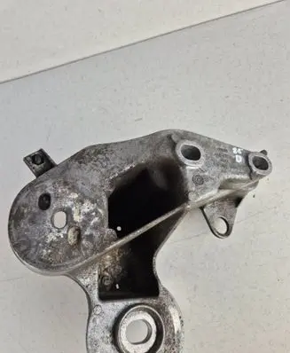 Engine mounting bracket