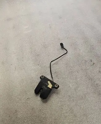 Audi A8 S8 D2 4D Tailgate/trunk/boot lock/catch/latch 4A5827505
