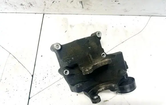 Engine mounting bracket