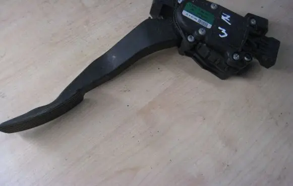 Mitsubishi Colt Accelerator throttle pedal MR955216