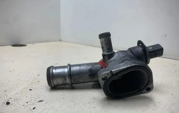 Volkswagen PASSAT B5.5 Engine coolant pipe/hose 038121133A