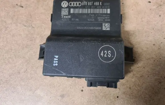 Audi A5 8T 8F Gateway control module 8T0907468K