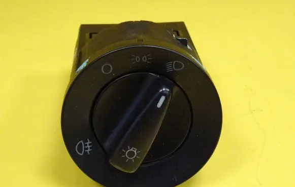 Volkswagen Golf IV Light switch 1C0941531