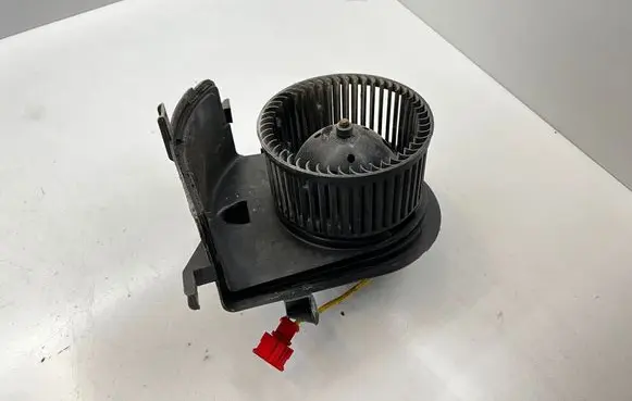 Volkswagen Golf III Heater fan/blower 1H1820021 833658 833658D