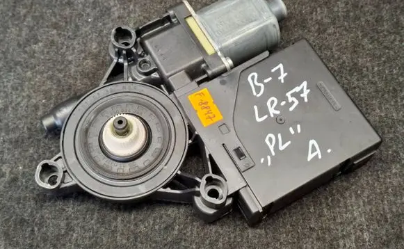 Volkswagen PASSAT B7 Front door window regulator motor 3C0959792B 3AA959702