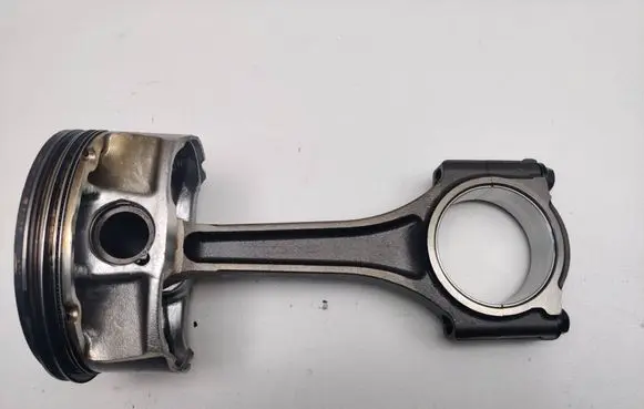 Dodge Challenger Piston with connecting rod 
