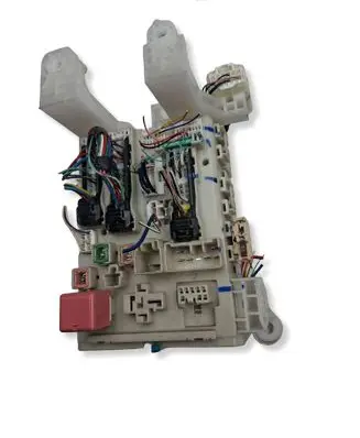 Toyota Avensis T270 Fuse module 8273005150B 305828J21