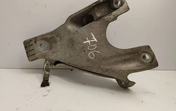 BMW 5 E60 E61 Engine mounting bracket 22116770940 6770940