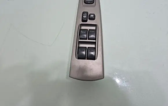 Toyota Prius (XW20) Electric window control switch 8482047050