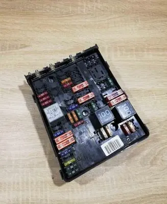 Volkswagen Touran I Fuse module 1K0937124L
