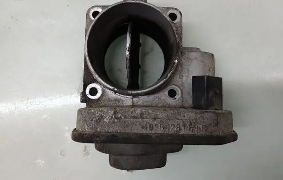 Volkswagen Golf IV Throttle valve 038128063C