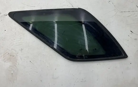 KIA Sorento Rear vent window glass E000472