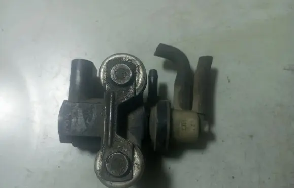 Volkswagen PASSAT B6 Vacuum valve 1K0906627A