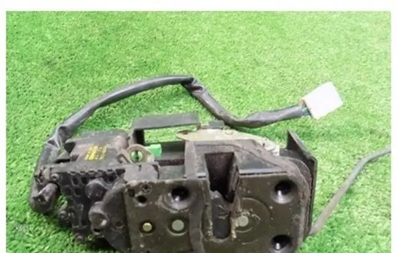 Mazda Millenia Front door lock