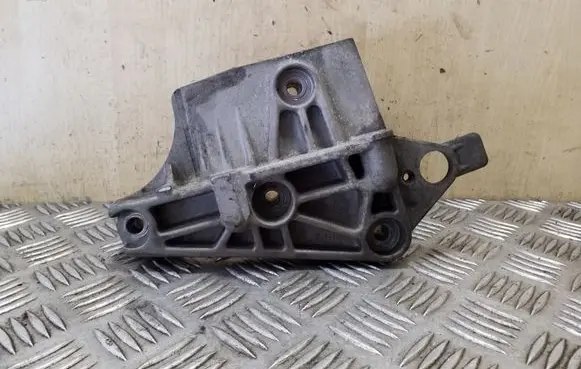 Nissan Juke I F15 Engine mounting bracket 8200408663