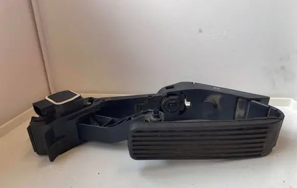 Mercedes-Benz E W211 Accelerator throttle pedal A2113000504