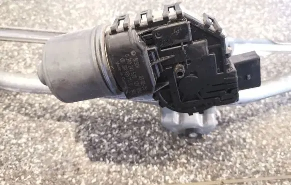 Volkswagen PASSAT B5.5 Wiper motor 0390241528 3B1955113D