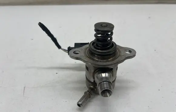 Audi Q3 F3 Fuel injection high pressure pump 05E127027