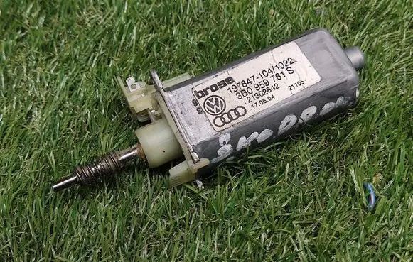 Skoda Superb B5 (3U) Seat adjustment motor 3B0959761S