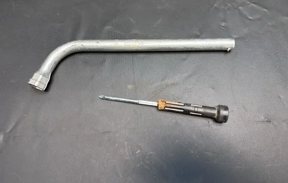 Volkswagen Touran III Wheel nut wrench 7D0012219 2FEL008 191012287