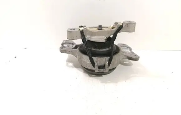 Volvo V40 Engine mount bracket