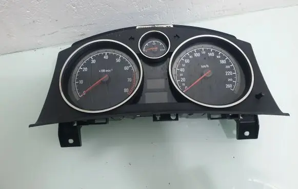 Opel Zafira B Speedometer (instrument cluster) 13225979