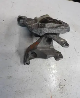Peugeot 308 Engine mounting bracket