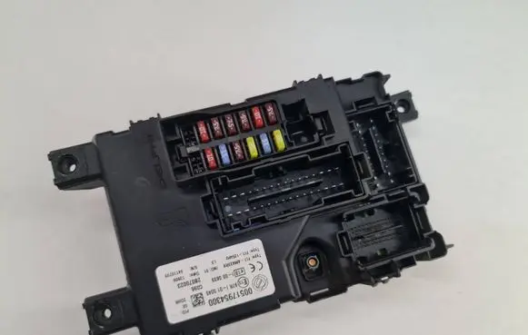Fiat Grande Punto Fuse module 00517954300 28070023 97RI010040