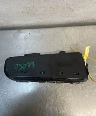 Nissan Qashqai+2 Trunk lid opening control unit 