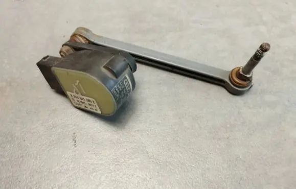 Headlight/headlamp level sensor