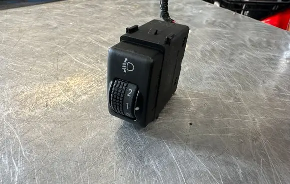 Nissan Qashqai Headlight level height control switch