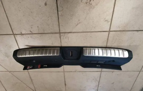Trunk/boot sill cover protection