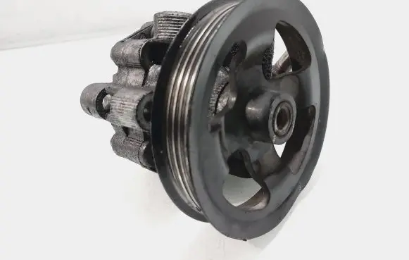 Toyota Avensis T250 Power steering pump 13j0990