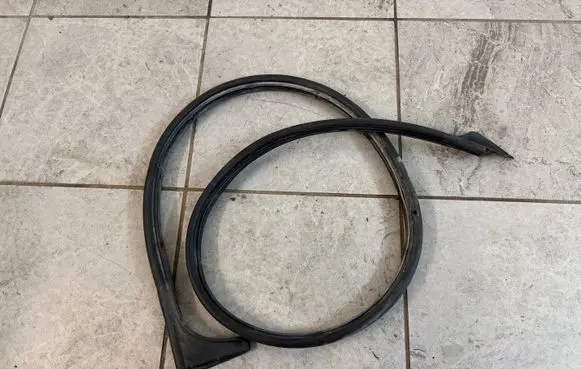 Volkswagen Amarok Rubber seal front door (on door) 