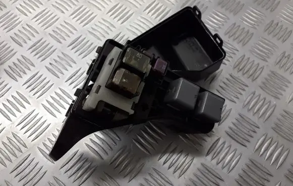 Toyota Avensis T250 Relay mounting block BRAK