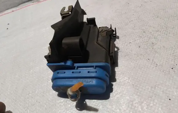 Audi A4 S4 B5 8D Rear door lock 8D0839016A